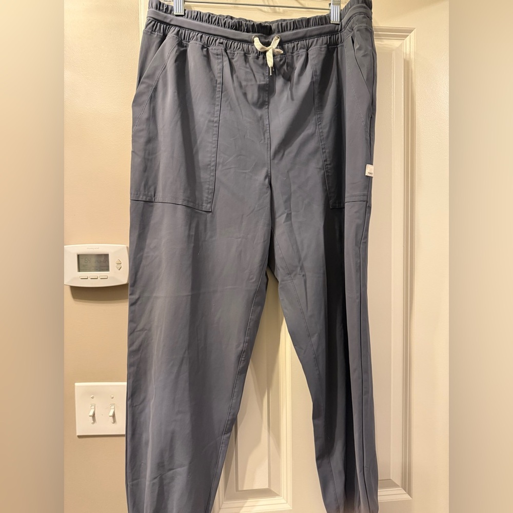 Women’s Vuori Miles jogger. Size Large. Blue gray color